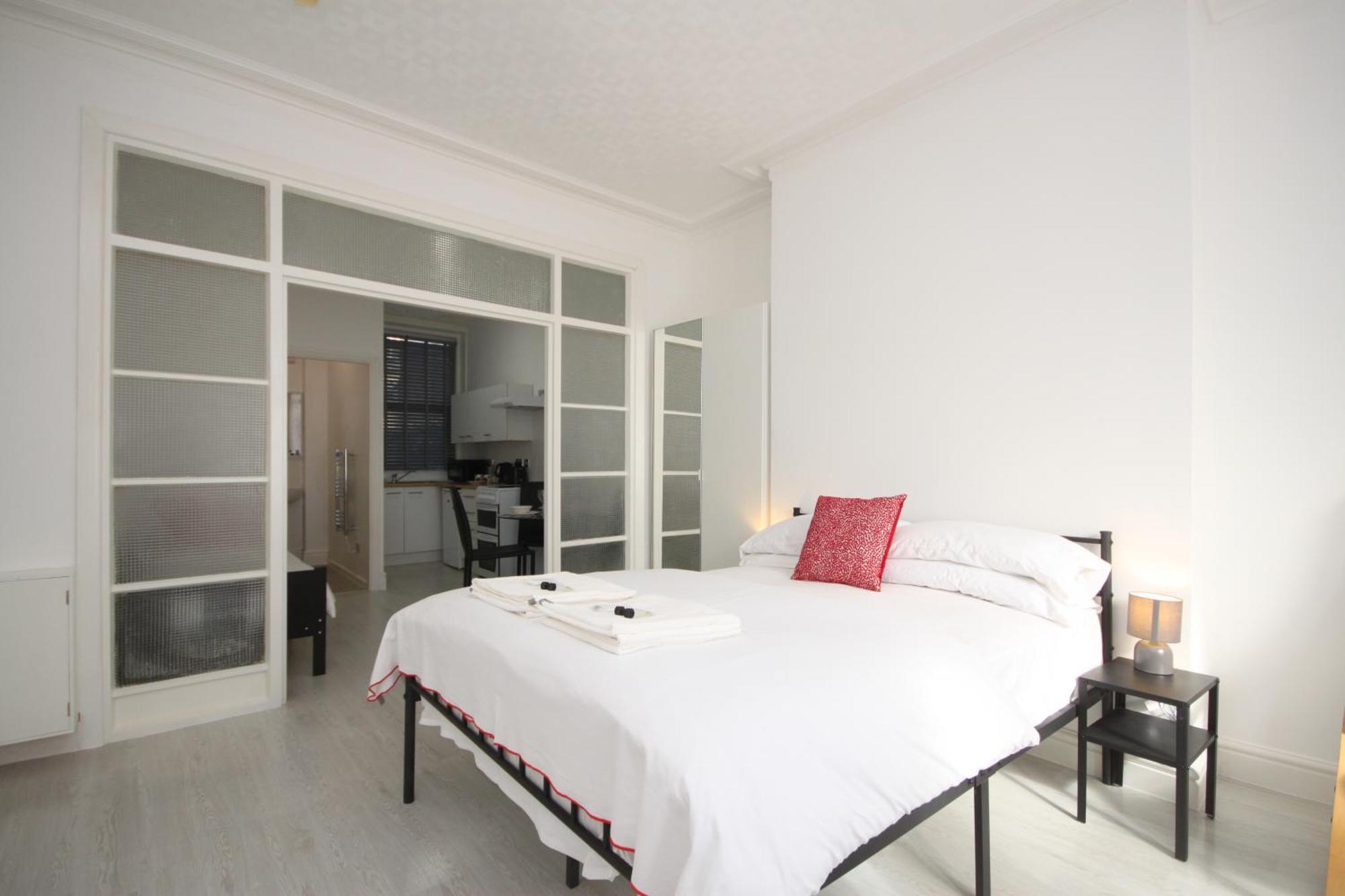 Barton Beachside Apartments: Modern Coastal Retreat — Photos 3