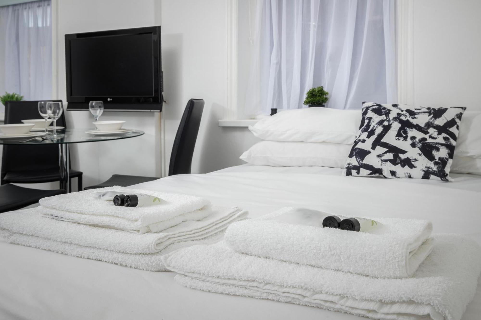 Barton Beachside Apartments: Modern Coastal Retreat — Photos 1